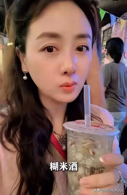 演員小李琳一家回武漢,經超喂老婆吃涼麵好恩愛,大女兒比媽媽高半頭