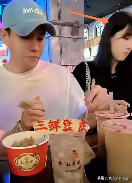 演員小李琳一家回武漢,經超喂老婆吃涼麵好恩愛,大女兒比媽媽高半頭