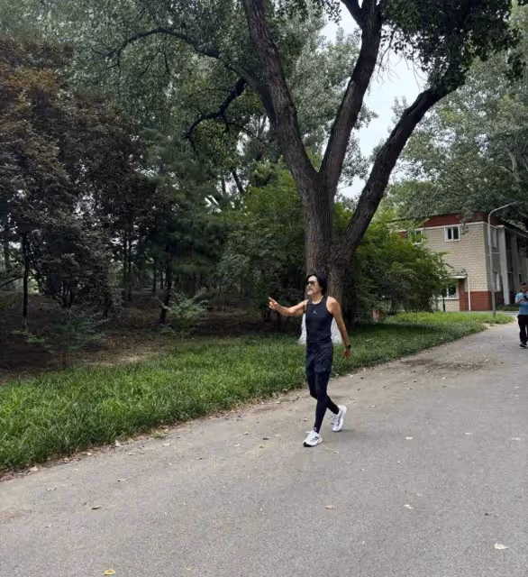 周潤發現身北京公園跑步,和眾多粉絲合影沒架子,花白鬍子超顯老