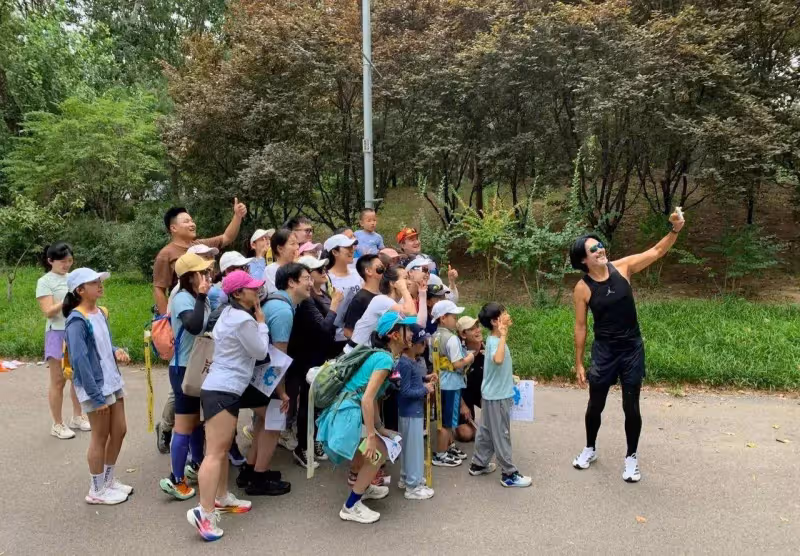 周潤發現身北京公園跑步,和眾多粉絲合影沒架子,花白鬍子超顯老