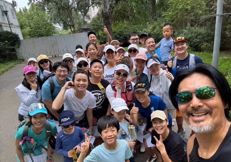 周潤發現身北京公園跑步,和眾多粉絲合影沒架子,花白鬍子超顯老