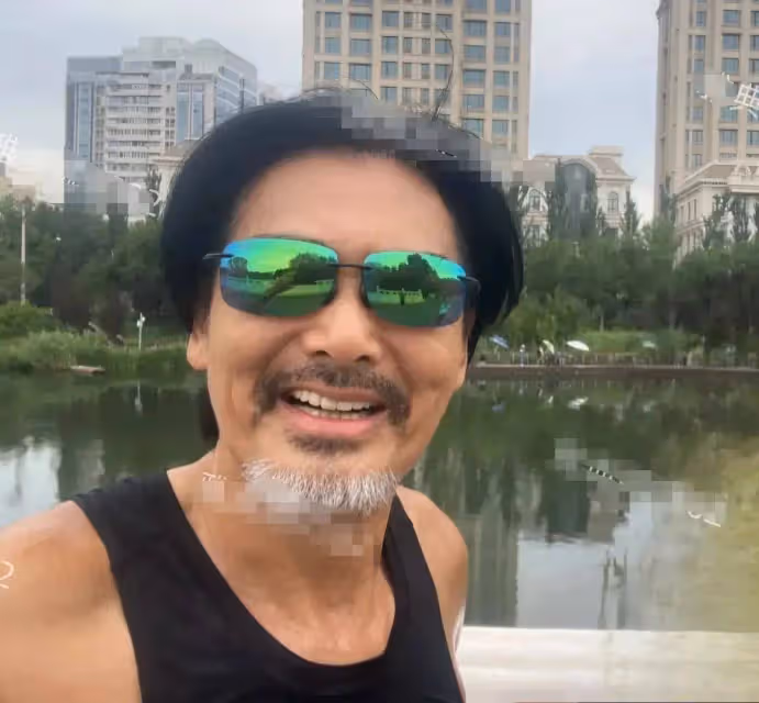 周潤發現身北京公園跑步,和眾多粉絲合影沒架子,花白鬍子超顯老