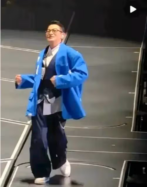 劉德華妻女現身演唱會現場,12歲劉向蕙很漂亮,劉德華就滑跪道歉