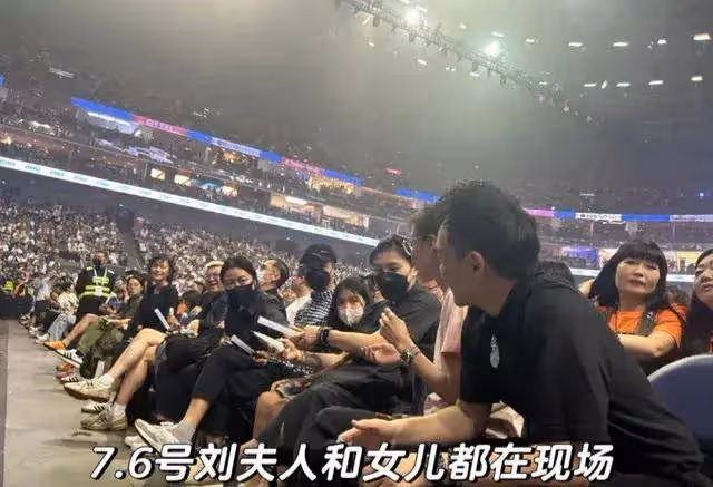劉德華妻女現身演唱會現場,12歲劉向蕙很漂亮,劉德華就滑跪道歉