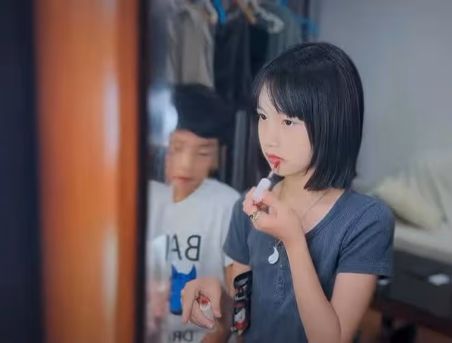 孫莉分享三個兒女近照，多多長成媽媽翻版，多妹自己化妝超臭美
