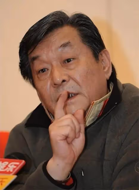 著名央視春晚總導演袁德旺去世，享年77歲，趙本山倪萍等好友悼念