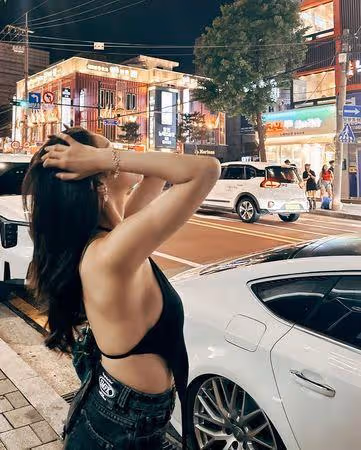 蔡卓宜「上半身僅一塊布」現蹤街頭！5女神開趴　她轉身冒超凶畫面