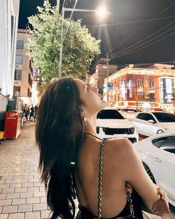蔡卓宜「上半身僅一塊布」現蹤街頭！5女神開趴　她轉身冒超凶畫面