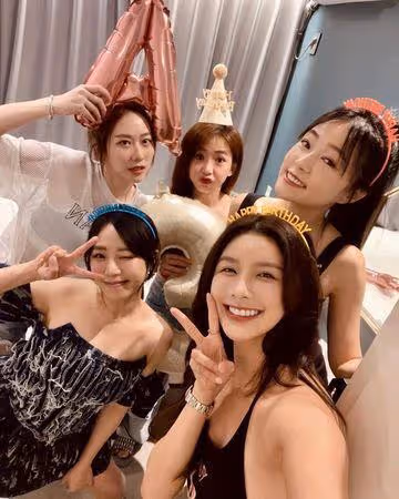 蔡卓宜「上半身僅一塊布」現蹤街頭！5女神開趴　她轉身冒超凶畫面