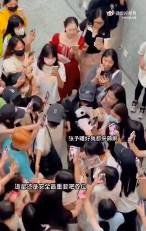 《浪姐5》張予曦現身機場「被擠到牆邊」！　無助受困人群畫面曝