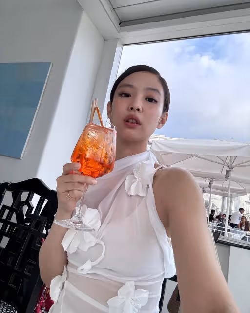 Jennie疑室內抽菸「煙噴人臉」　韓網友抓狂舉報
