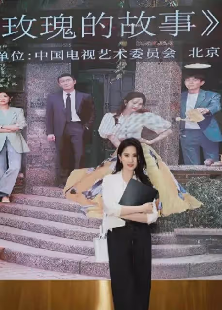 劉亦菲現身座談會,現場生圖曝光本人超耐看,穿白襯衫像精英白領