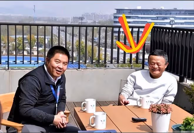 馬雲從倫敦回國,現身阿里總部:年輕人瘋狂追捧,西裝革履太精神