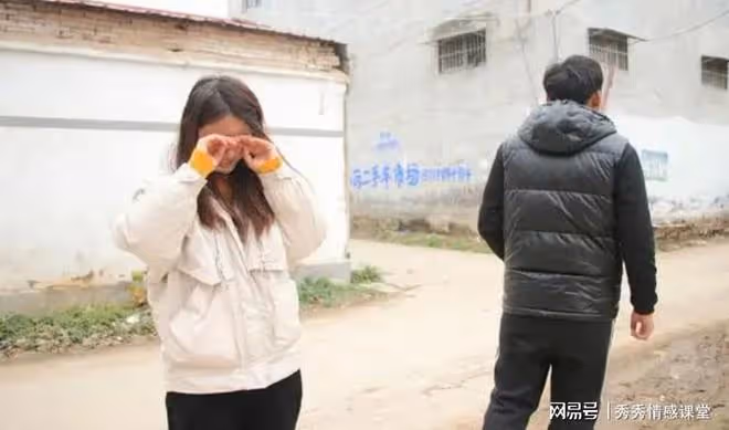 我晚上去街邊理髮店理髮,臨走時洗髮妹偷偷遞給我一張紙條