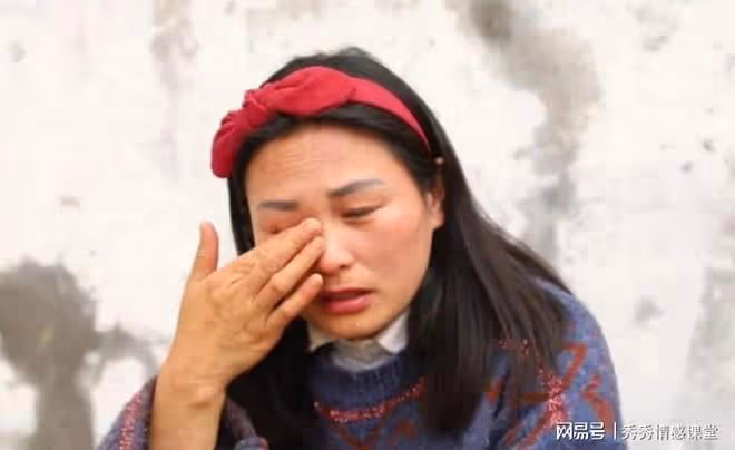 我晚上去街邊理髮店理髮,臨走時洗髮妹偷偷遞給我一張紙條