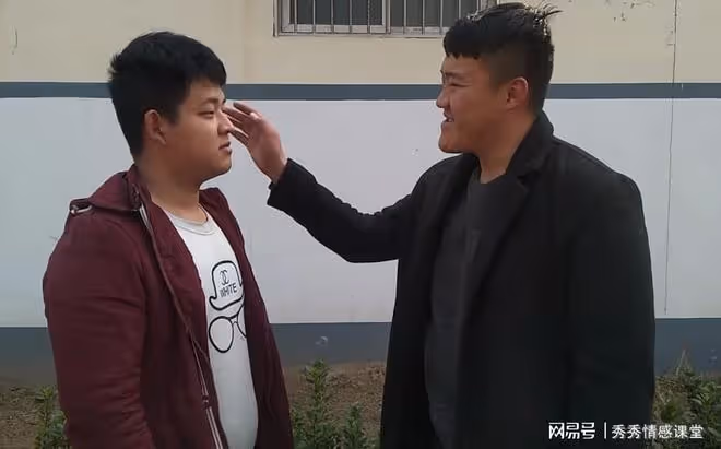 我晚上去街邊理髮店理髮,臨走時洗髮妹偷偷遞給我一張紙條