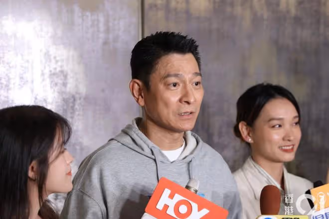 劉德華險從高台墜下!老婆與12歲女兒現身!回應:嚇死人了