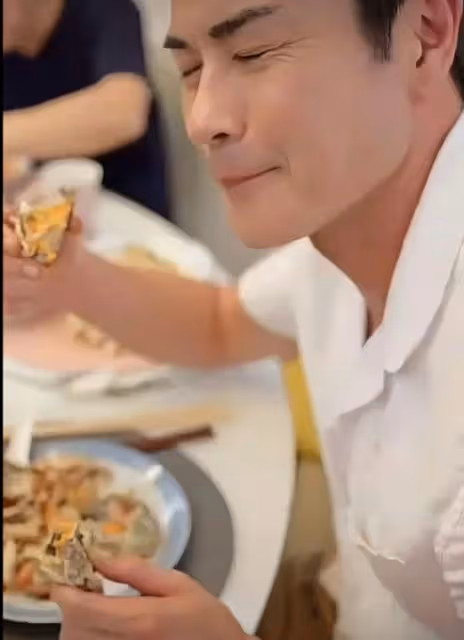 54歲TVB男星極照顧嬌妻娘家人!請岳父吃大閘蟹!獲同齡岳母大讚:我們沒隔膜