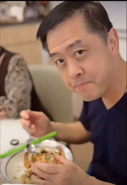 54歲TVB男星極照顧嬌妻娘家人!請岳父吃大閘蟹!獲同齡岳母大讚:我們沒隔膜