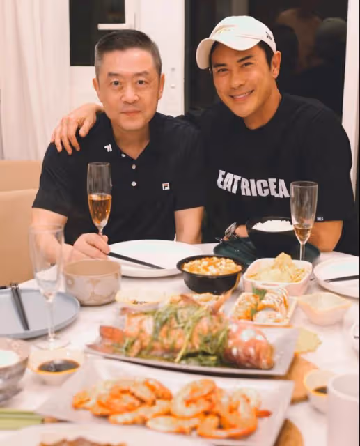 54歲TVB男星極照顧嬌妻娘家人!請岳父吃大閘蟹!獲同齡岳母大讚:我們沒隔膜