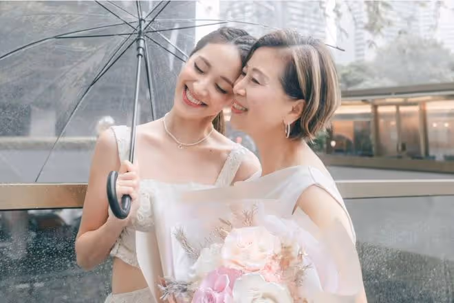 54歲TVB男星極照顧嬌妻娘家人!請岳父吃大閘蟹!獲同齡岳母大讚:我們沒隔膜