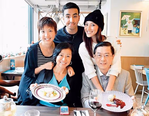 54歲TVB男星極照顧嬌妻娘家人!請岳父吃大閘蟹!獲同齡岳母大讚:我們沒隔膜