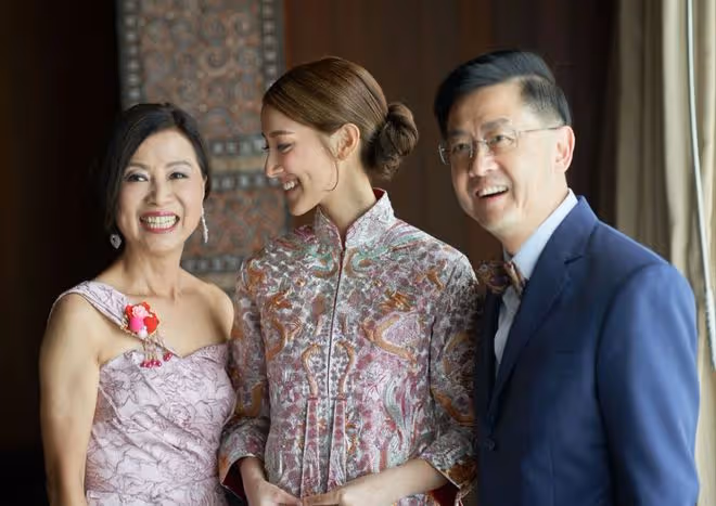 54歲TVB男星極照顧嬌妻娘家人!請岳父吃大閘蟹!獲同齡岳母大讚:我們沒隔膜