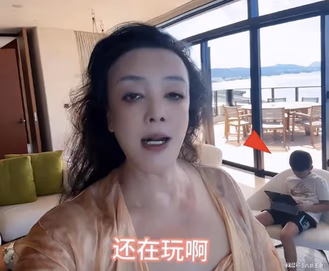 大S洗腦讓兒女恨奶奶!兩孩子一直玩電腦,張蘭說話不回頭也不搭理