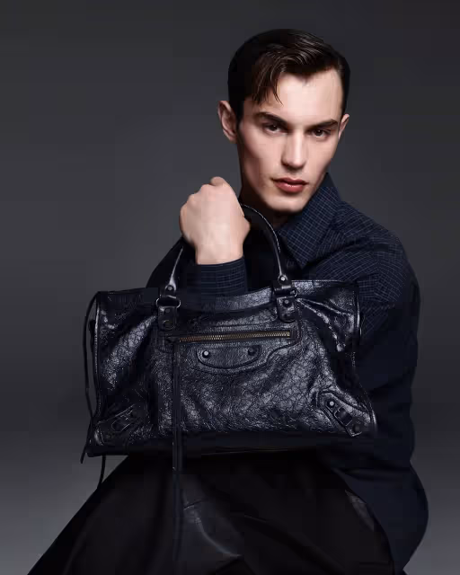 妮可基嫚和凱特摩絲愛上同款包　「暗黑版Bella」也來搶背BALENCIAGA