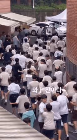 BTS Jin驚喜回母校! 學弟們超嗨「淋雨也要朝聖」狂奔