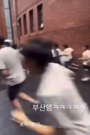 BTS Jin驚喜回母校! 學弟們超嗨「淋雨也要朝聖」狂奔