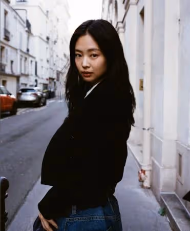 Jennie疑室內抽菸「化妝師面前吐煙」！　引韓網撻伐遭檢舉