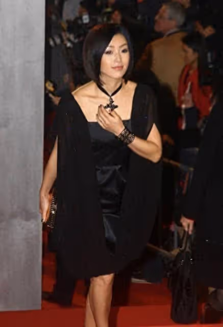 酒井法子終於剪了波波頭短髮，一身黑打扮亮相，看不出已經53歲了