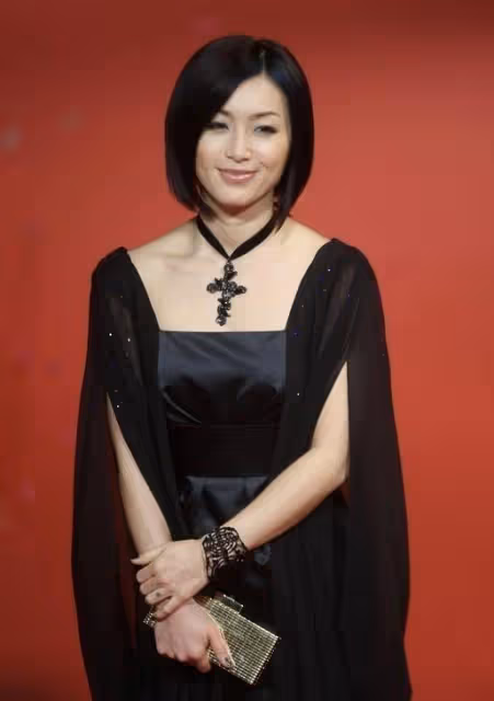 酒井法子終於剪了波波頭短髮，一身黑打扮亮相，看不出已經53歲了