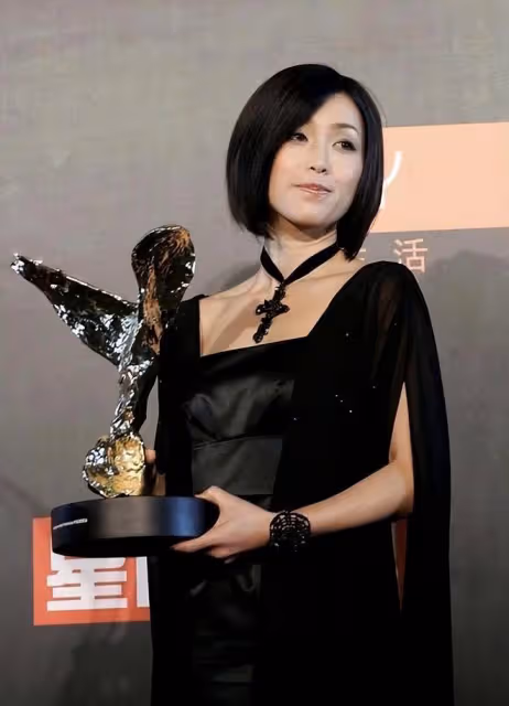 酒井法子終於剪了波波頭短髮，一身黑打扮亮相，看不出已經53歲了