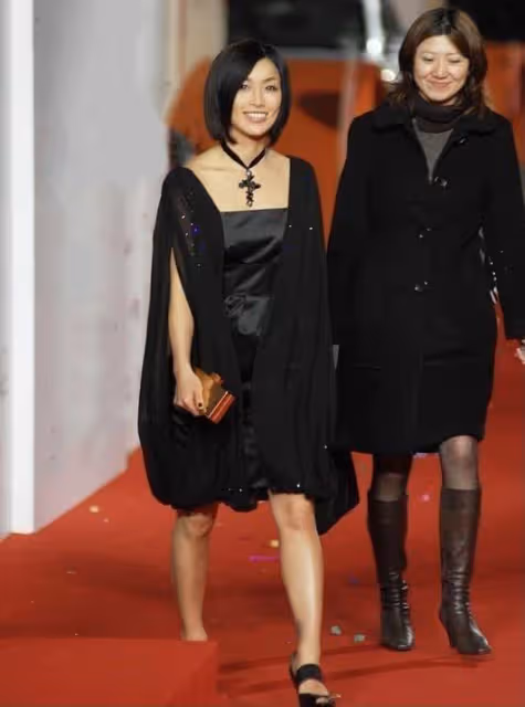 酒井法子終於剪了波波頭短髮，一身黑打扮亮相，看不出已經53歲了