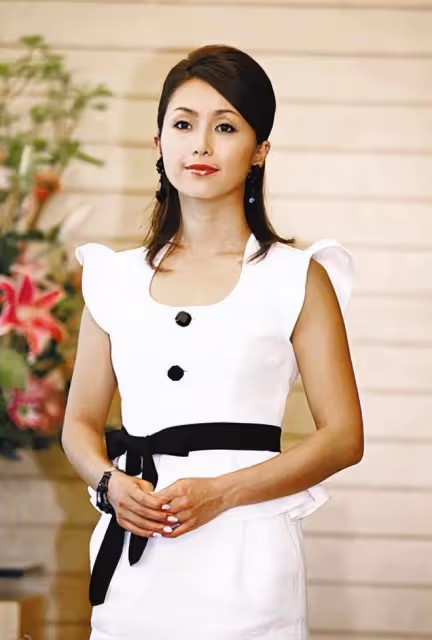酒井法子終於剪了波波頭短髮，一身黑打扮亮相，看不出已經53歲了
