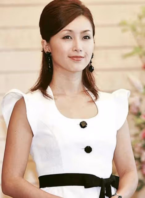 酒井法子終於剪了波波頭短髮，一身黑打扮亮相，看不出已經53歲了