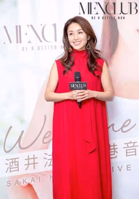 昔日的日本女神酒井法子，穿小紅裙亮相高級大氣，看著不像71年的