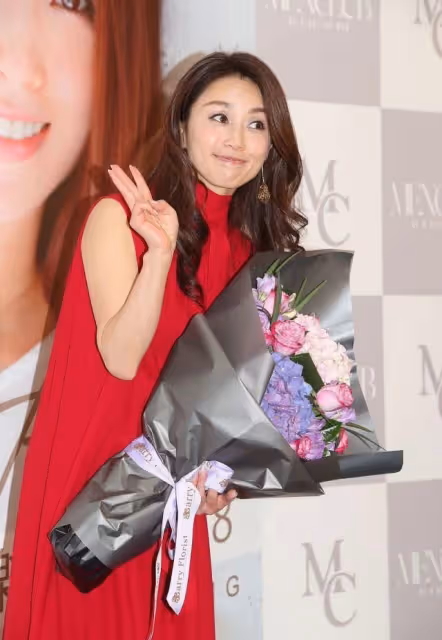 昔日的日本女神酒井法子，穿小紅裙亮相高級大氣，看著不像71年的