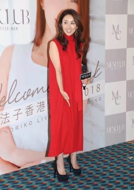 昔日的日本女神酒井法子，穿小紅裙亮相高級大氣，看著不像71年的