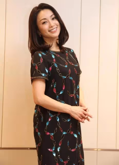 昔日的日本女神酒井法子，穿小紅裙亮相高級大氣，看著不像71年的