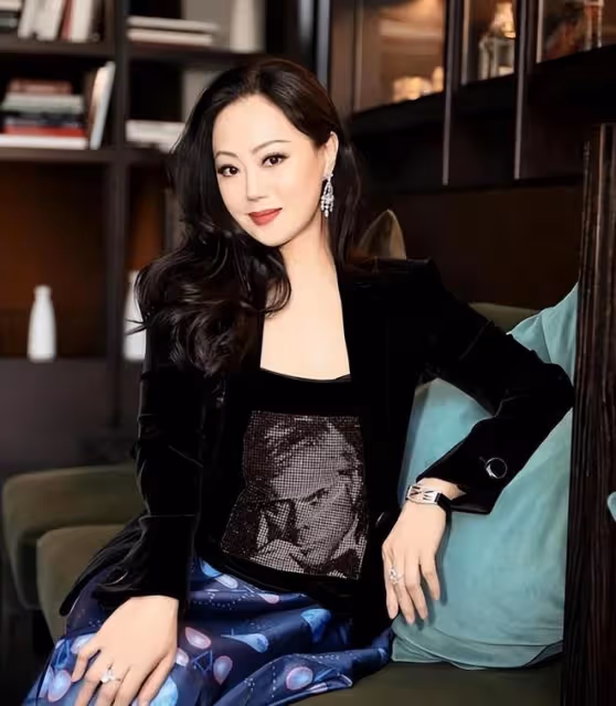章小蕙減肥成功後，換了穿衣風格，讓61歲的她美得如此驚艷、高級