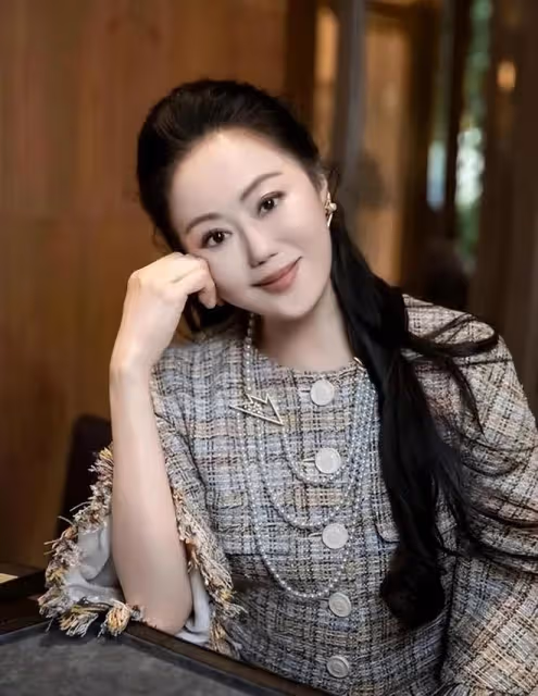 章小蕙才是時光尤物！穿小香風外套+牛仔褲，肌膚緊實沒有憔悴感
