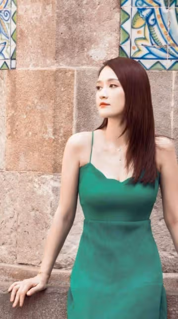 陳喬恩的身材太絕了，穿貼身弔帶裙身姿曼妙，"A4腰"讓人好羨慕