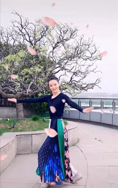 闊太王艷在2億豪宅里跳舞，穿針織衫+半身裙，沒野心的女人更驚艷