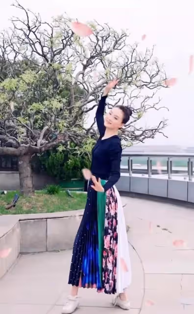 闊太王艷在2億豪宅里跳舞，穿針織衫+半身裙，沒野心的女人更驚艷