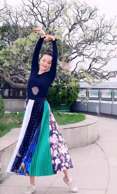 闊太王艷在2億豪宅里跳舞，穿針織衫+半身裙，沒野心的女人更驚艷
