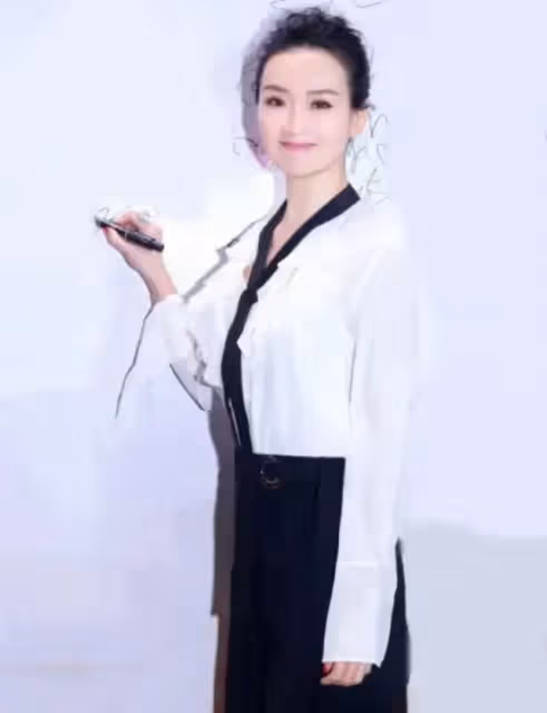闊太王艷在2億豪宅里跳舞，穿針織衫+半身裙，沒野心的女人更驚艷