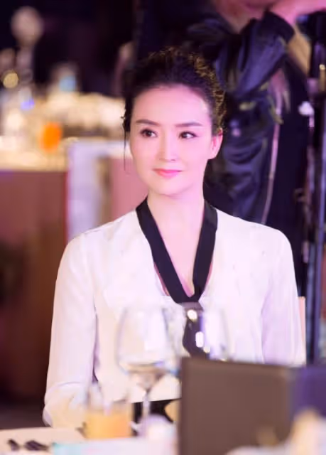 闊太王艷在2億豪宅里跳舞，穿針織衫+半身裙，沒野心的女人更驚艷